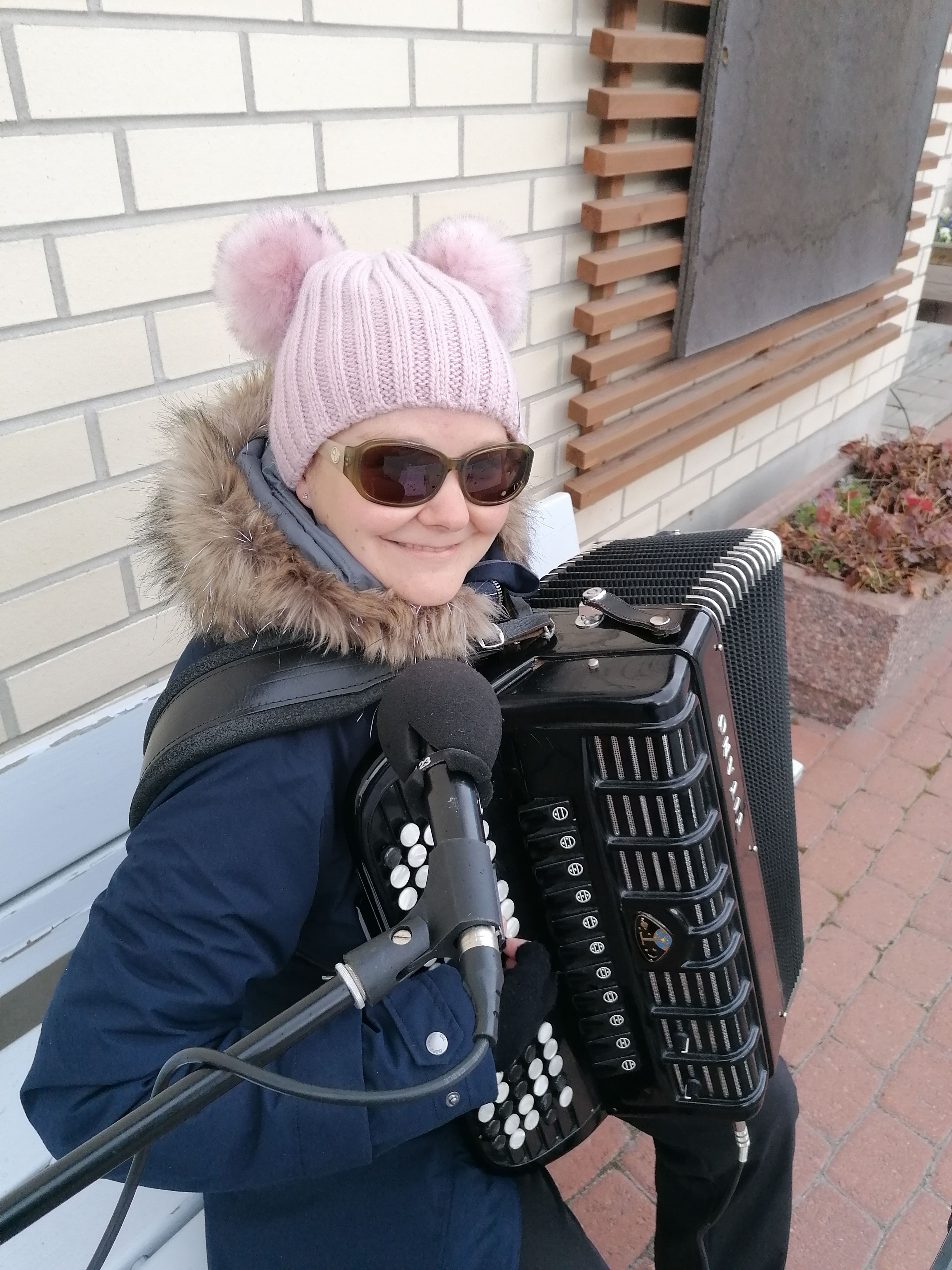 Nainen pipo päässä soittaa haitaria