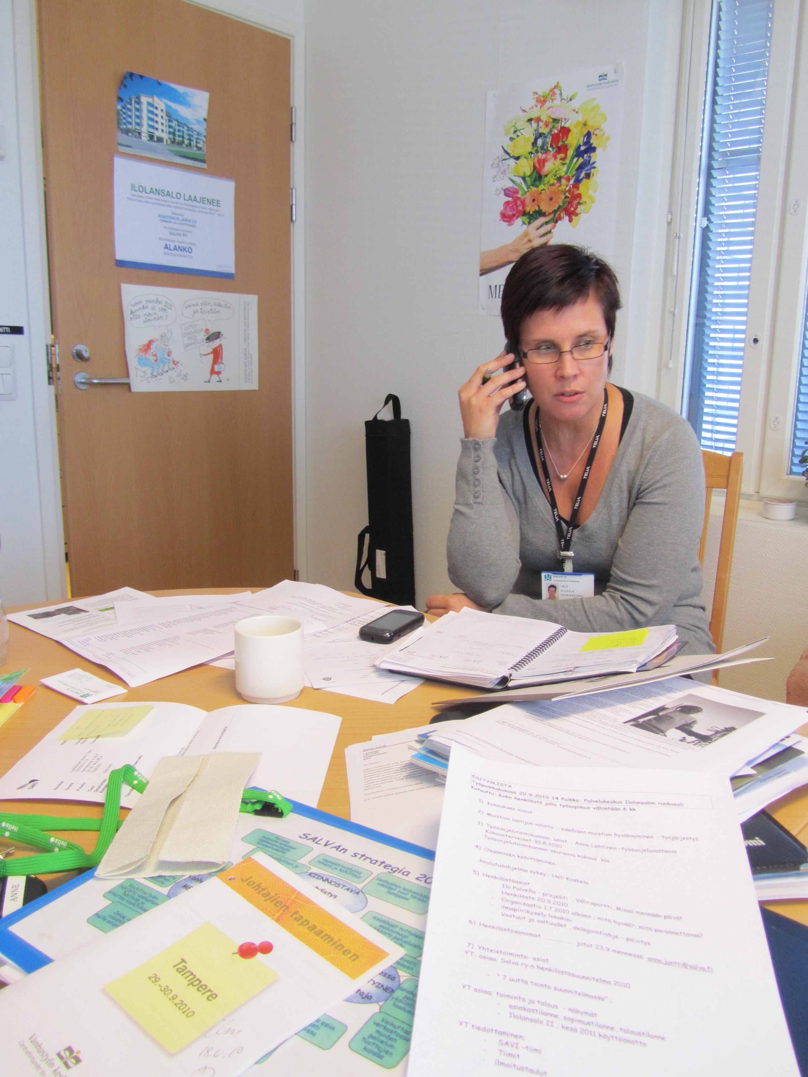 heli puhuu puhelimeen