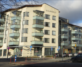 Viisikerroksinen Ilolansalon rakennus ulkoa.