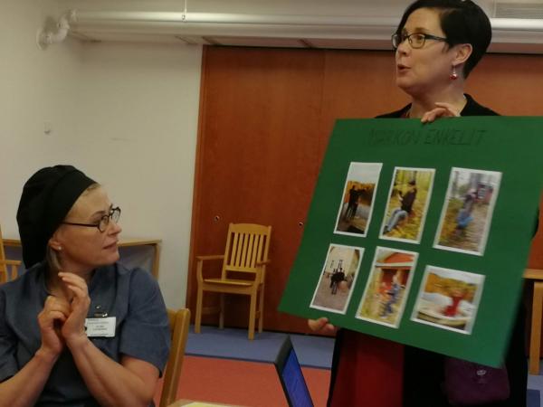 nainen esittelee valokuvia